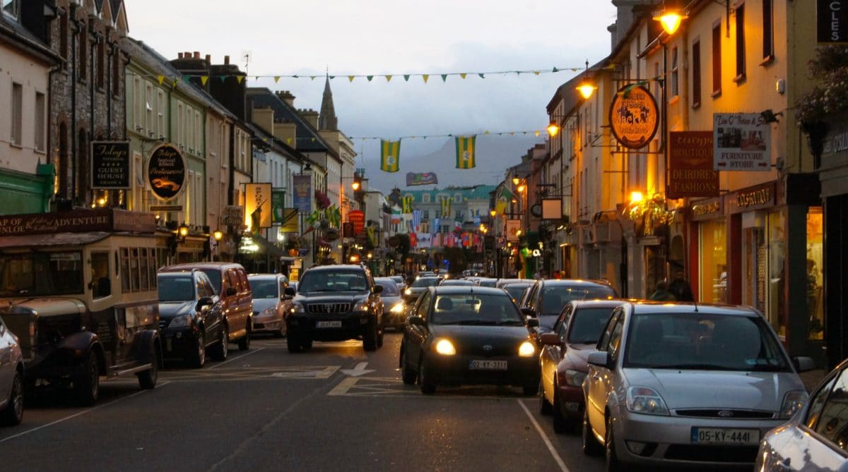 Stadtverkehr in killarney in Irland.