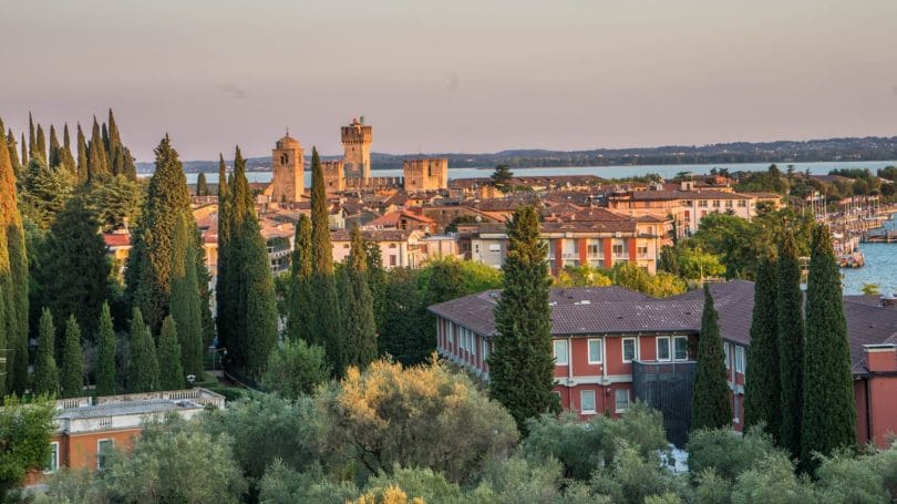 Stadt direkt am Gardasee, Italien