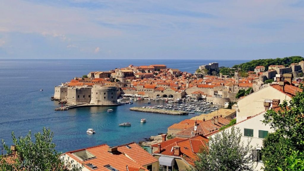 Blick auf die adriatische Küste von Kroatien