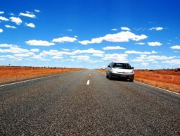 Mietwagen am Straßenrand mitten im australischen Outback.