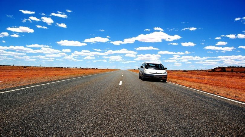 Mietwagen am Straßenrand mitten im australischen Outback.