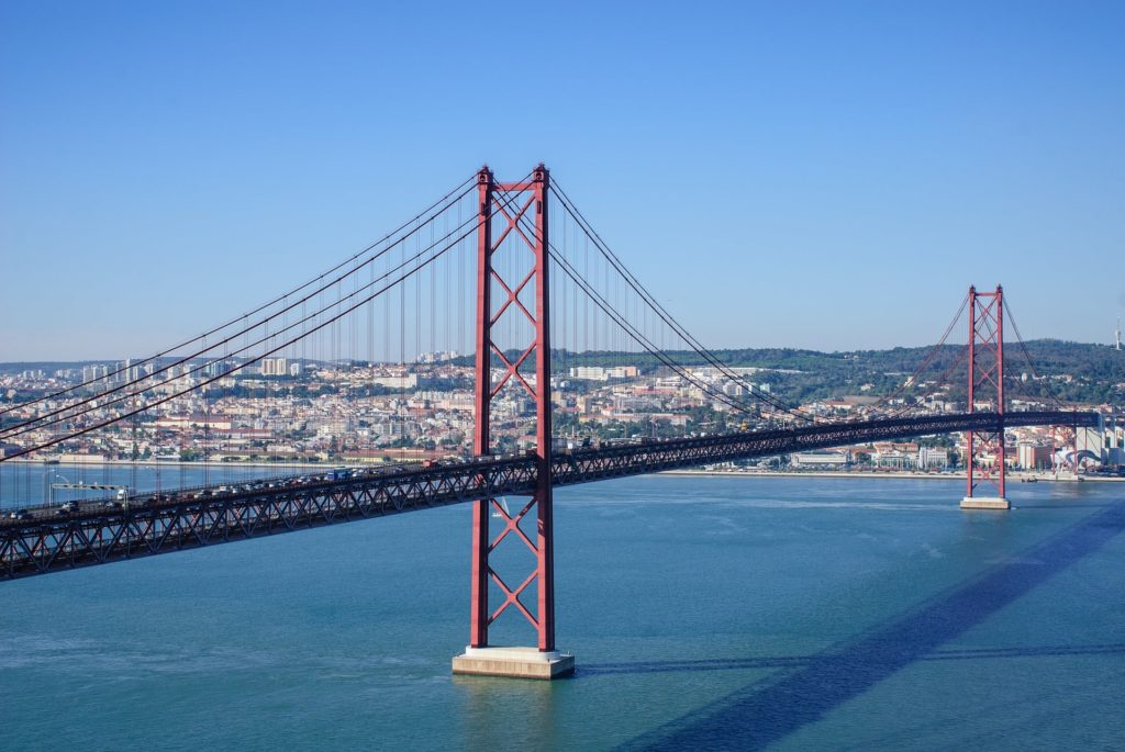 Die Ponte Vasco da Gama Brücke in Lissabon, Portugal von oben.