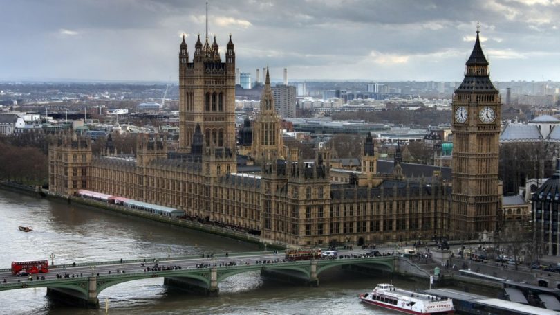 Der Blick von oben auf London und die Westminster Abbey mit der Big Ben.