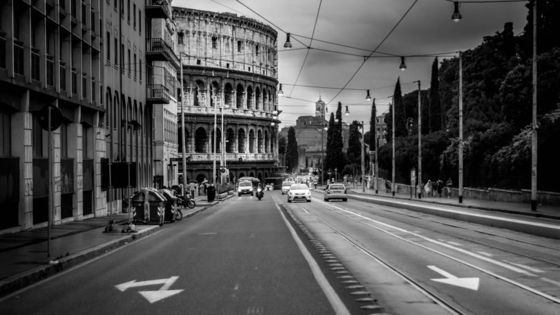 Schwarz-Weiß-Bild mit Straße zum Colosseum in Rom, Italien