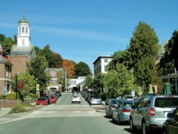 Straße in einer Kleinstadt im Bundesstaat New Hampshire, USA.
