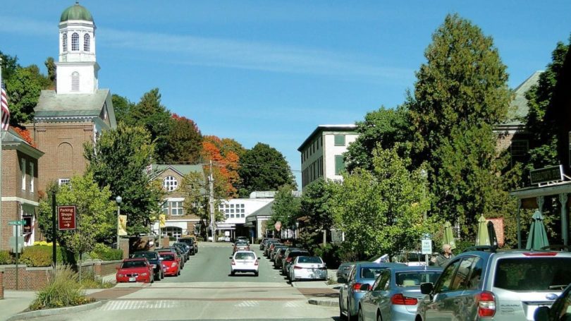 Straße in einer Kleinstadt im Bundesstaat New Hampshire, USA.