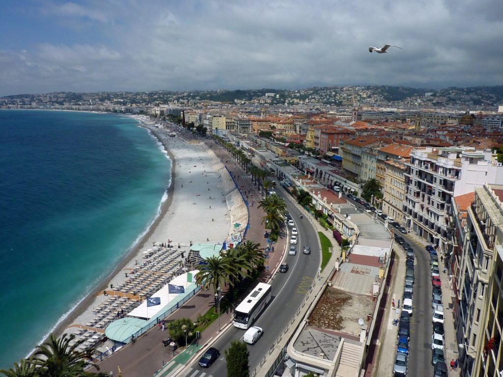 Die französische Stadt Nizza mit ihrem Strand von Oben.