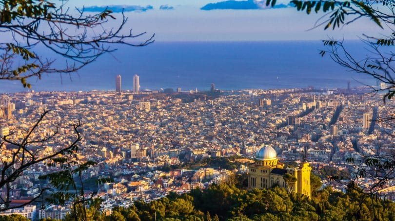 Katalonische Hauptstadt Barcelona in Spanien von Oben.