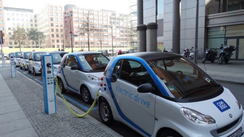 Elektroauto an der Ladestation in Berlin.