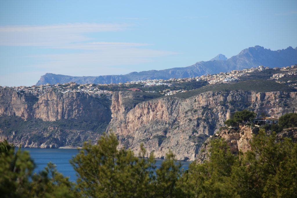 Die Steilküste vor Valencia in Spanien.