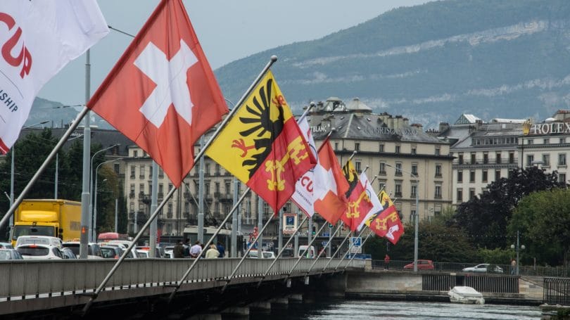 Die schweizer Flagge an einer Brücke