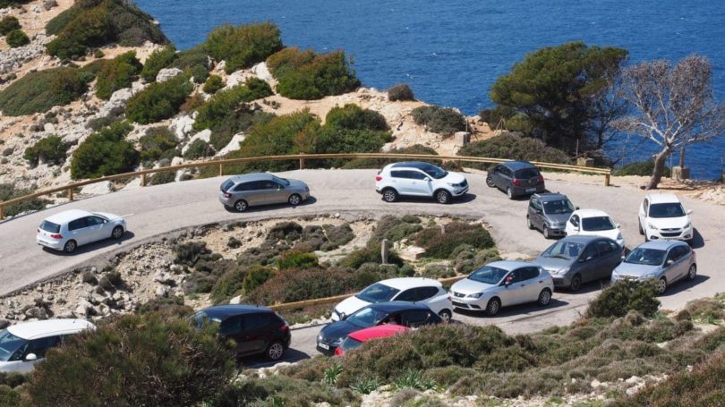 Zahlreiche Autos Mietwagen auf Mallorcas Straßen
