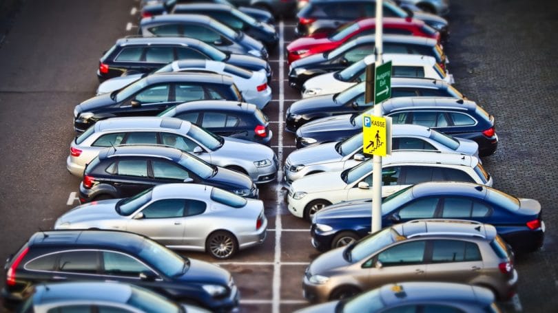 Parkende Autos auf dem Parkplatz.