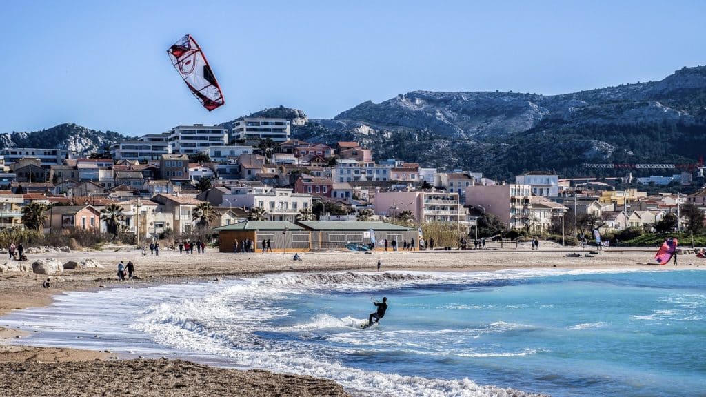 Parasailing in der Bucht von Marseille