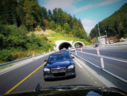 Fahrzeug BMW F01 vor Autobahntunnel