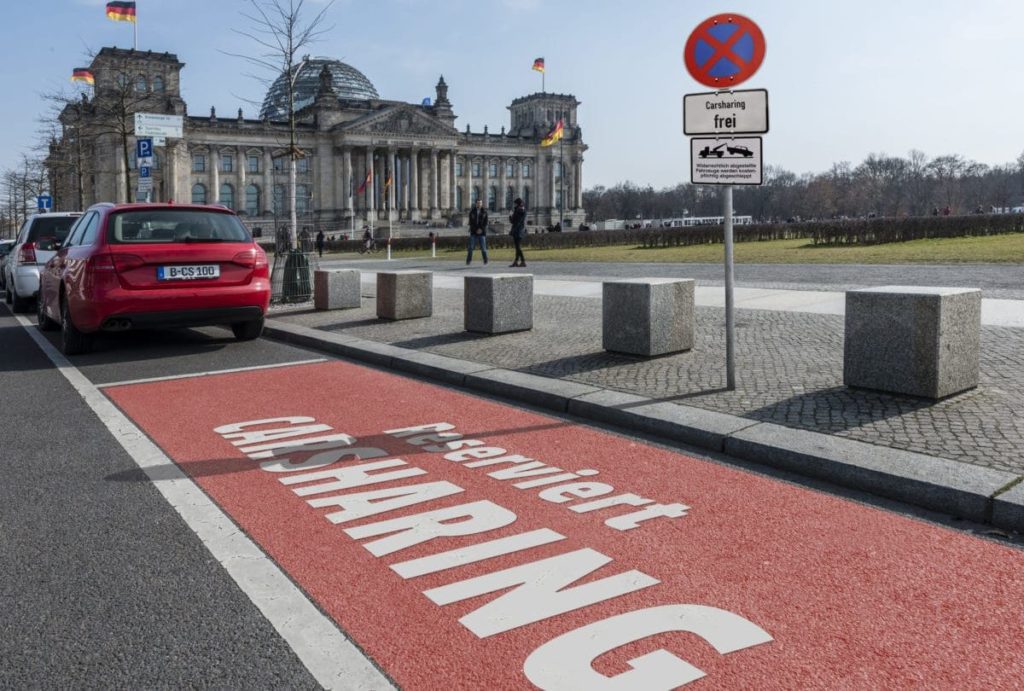 Parkplätze für Carsharing vor dem Reichstag in Berlin